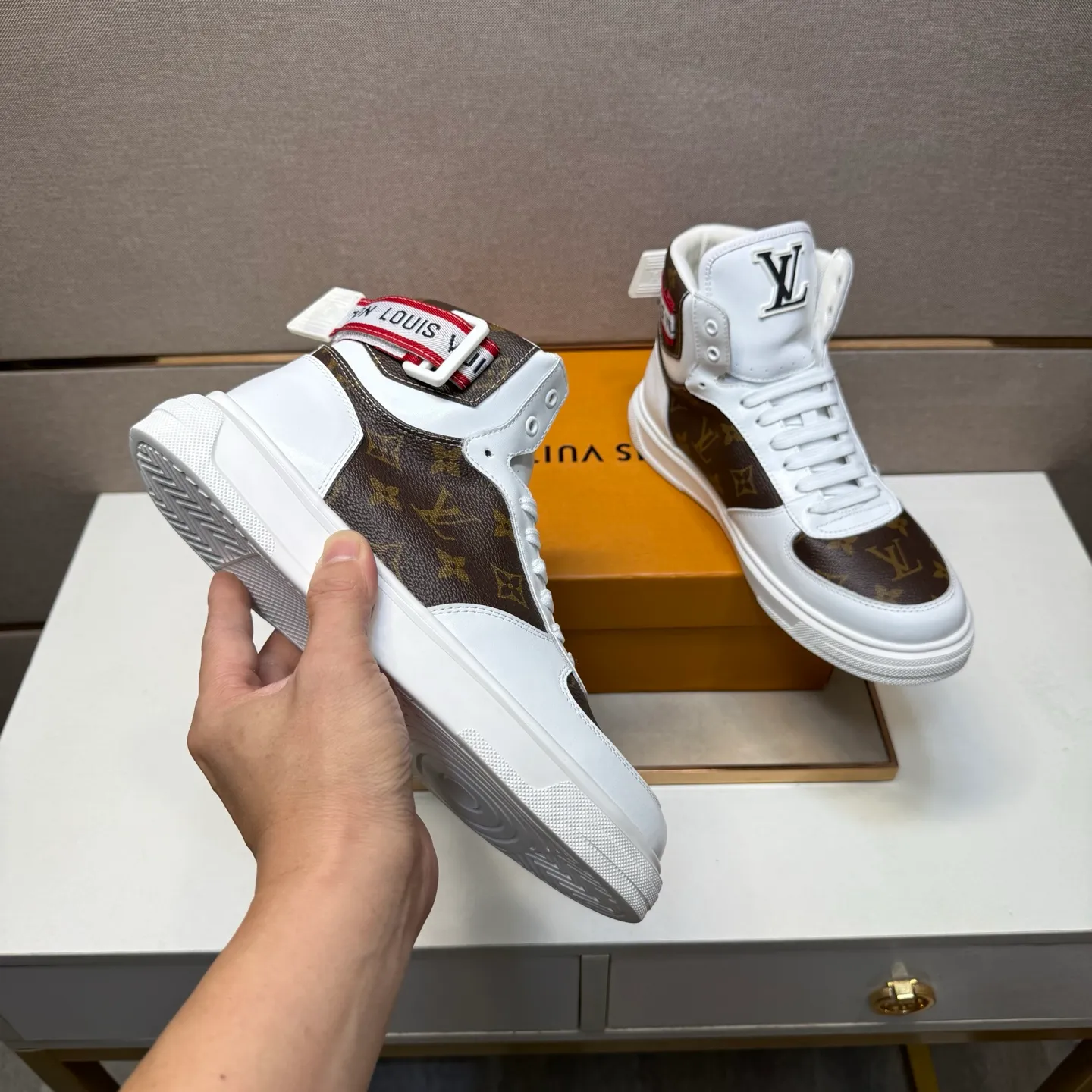 ⬛️Men's shoes 💰p420 [LV～] Men's high-top casual shoes 2025z cabinet sales simultaneously 🔶Size: 38-44 #️⃣ 🔷2 colors🔜The upper is made of multi-material splicing➕Mesh lining, comfortable and breathable, sole: original comfortable and wear-resistant outsole, ⚠️real thing📱photographed🎬real thing is better📢📢📢